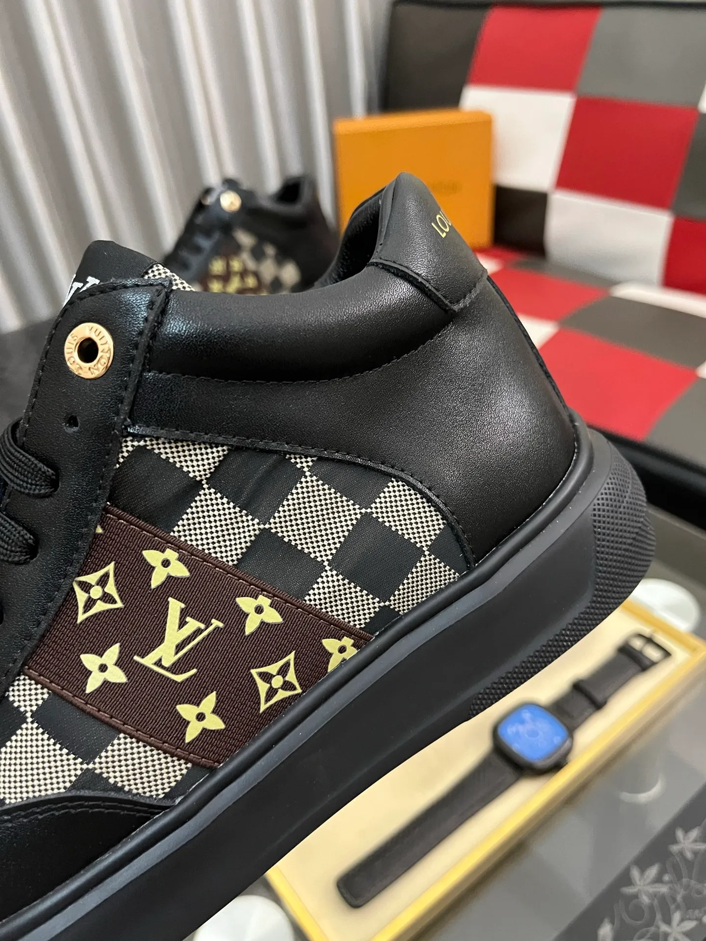 Men's shoes💰: 420⌚️⌚️"LOUI* VUITTO*" popular men's casual shoes, genuine Italian development💯purchase level quality✔️The upper is made of first-layer cowhide, comfortable and soft sheepskin foot pads⚡️Fashionable and versatile. The toe last shape is firm and full, and the soles are made from LV original molds and can be moved in and out of the counter at will. Light and comfortable on the foot~purely handmade, details determine quality! Size:38-442️⃣Colors available